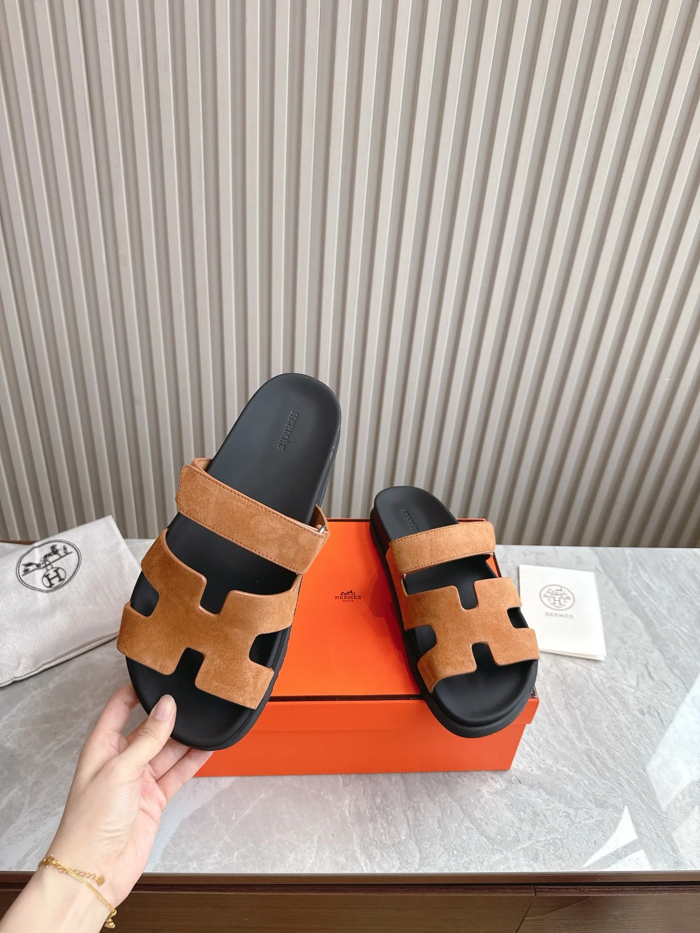 p480🐮🐮Couple model (top version) H family 2024 spring and summer new style HERMES Hermes' recently popular couple model pig nose angle sandals and slippers, paired with various colorful socks, popular. Upper: imported original deerskin (the genuine leather edging is not ordinary super migration). Lining: imported genuine leather. Outsole: Tpu non-slip and wear-resistant outsole. Size: Female 35-42 (40/42 non-returnable and non-exchangeable) Male size: 39-45 (45 non-refundable and non-exchangeable)